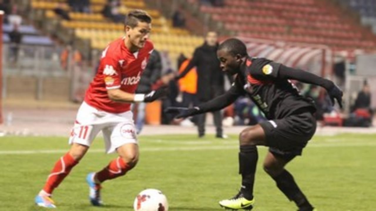 Hapoel Ra’anana and Emmanuel Mbola contained Hapoel Beersheba and Maor Buzaglo (left) to claim a 1-0 victory in Netanya.