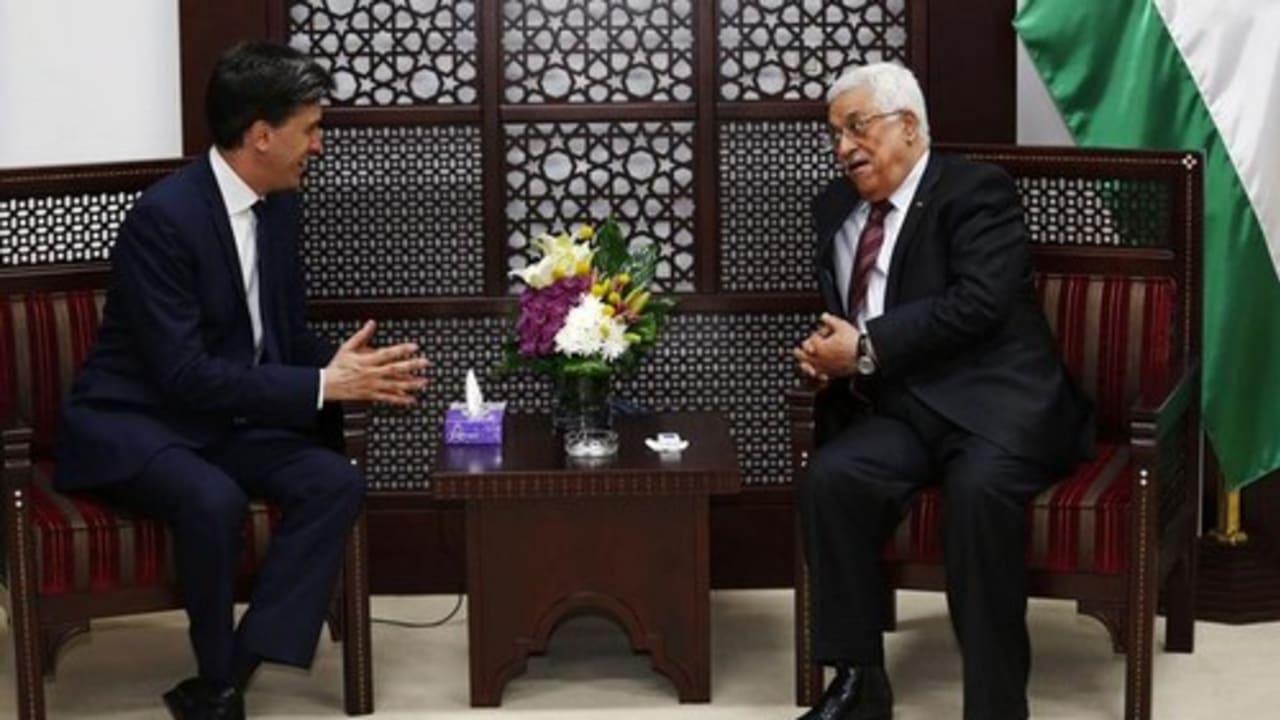 PA President Mahmoud Abbas (R) meets with Britain's Labour Party leader Ed Miliband in Ramallah April 12, 2014. 