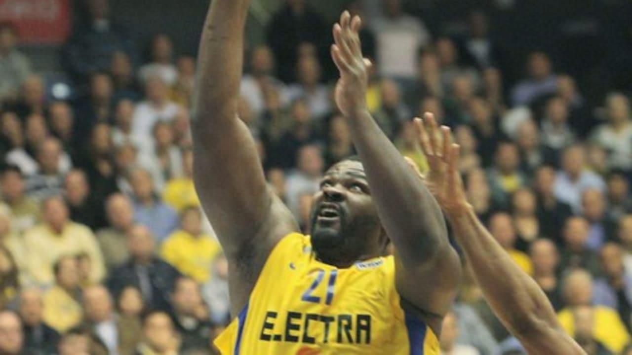 Maccabi Tel Aviv center Sofoklis Schortsanitis played an important role in the team’s victory over Olimpia Milano in Game 1 of the quarterfinal series in Italy last night.