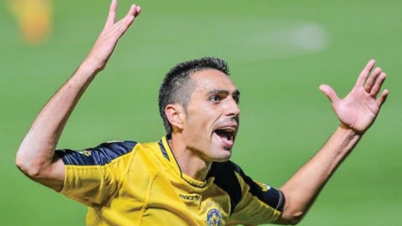 Maccabi Tel Aviv midfielder Eran Zahavi scored both his team’s goals in last night’s 2-1 victory at Hapoel Beersheba which secured the Premier League title for the yellow-and-blue.