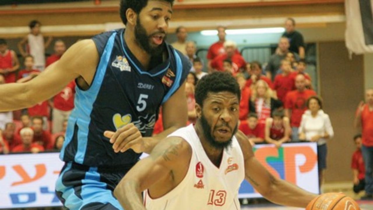 Hapoel Tel Aviv guard Vincent Council (right) and Hapoel Eilat’s Christian Watford (left) will battle once more tonight down south in Game 4 of their teams’ BSL quarterfinal playoff series