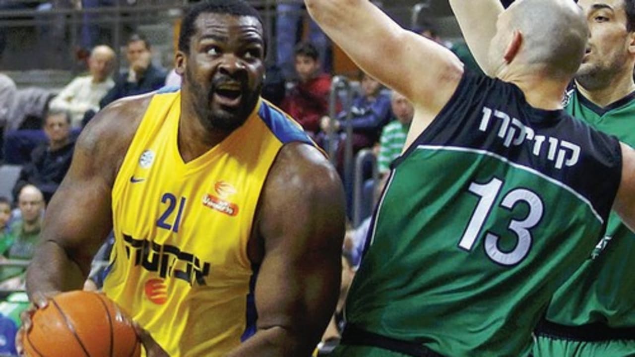 Maccabi TA center Sofoklis Schortsanitis (left) and Maccabi Haifa’s Ido Kozikaro