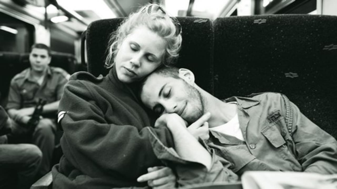 Through photographs taken on the fly, Axel Saxe takes the pulse of Israeli society and its thousands of faces