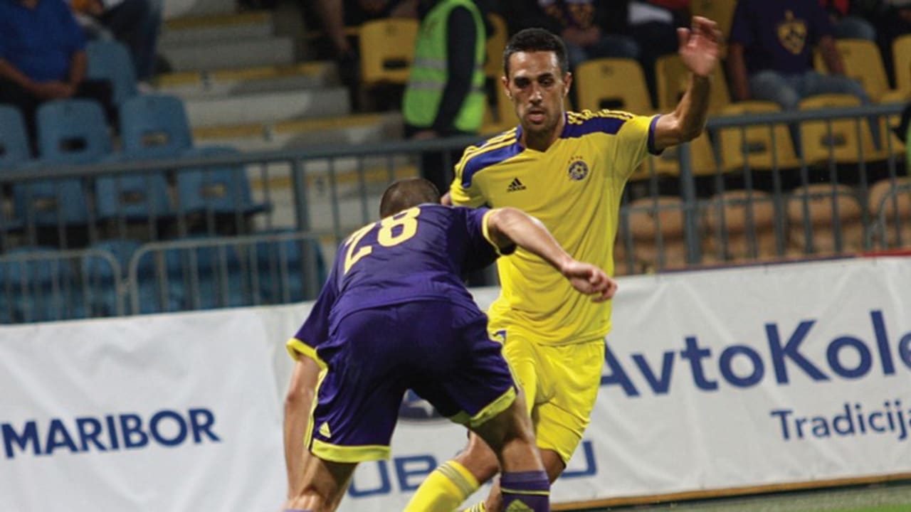 Maccabi Tel Aviv midfielder Eran Zahavi kept NK Maribor’s Mitja Viler (28) under pressure for much of the Champions League third qualifying round first leg in Slovenia. 