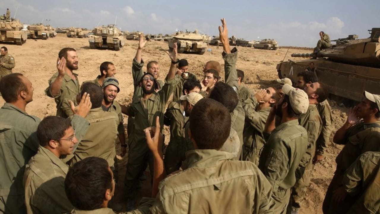 Israeli soldiers from the armoured corps celebrate their return to Israel after pulling out of Gaza