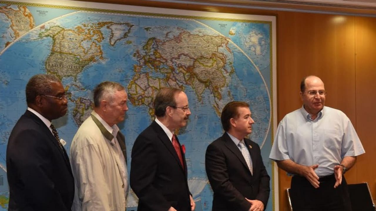 Defense Minister Moshe Ya'alon (R) meets members of the US House Foreign Relations Committee.