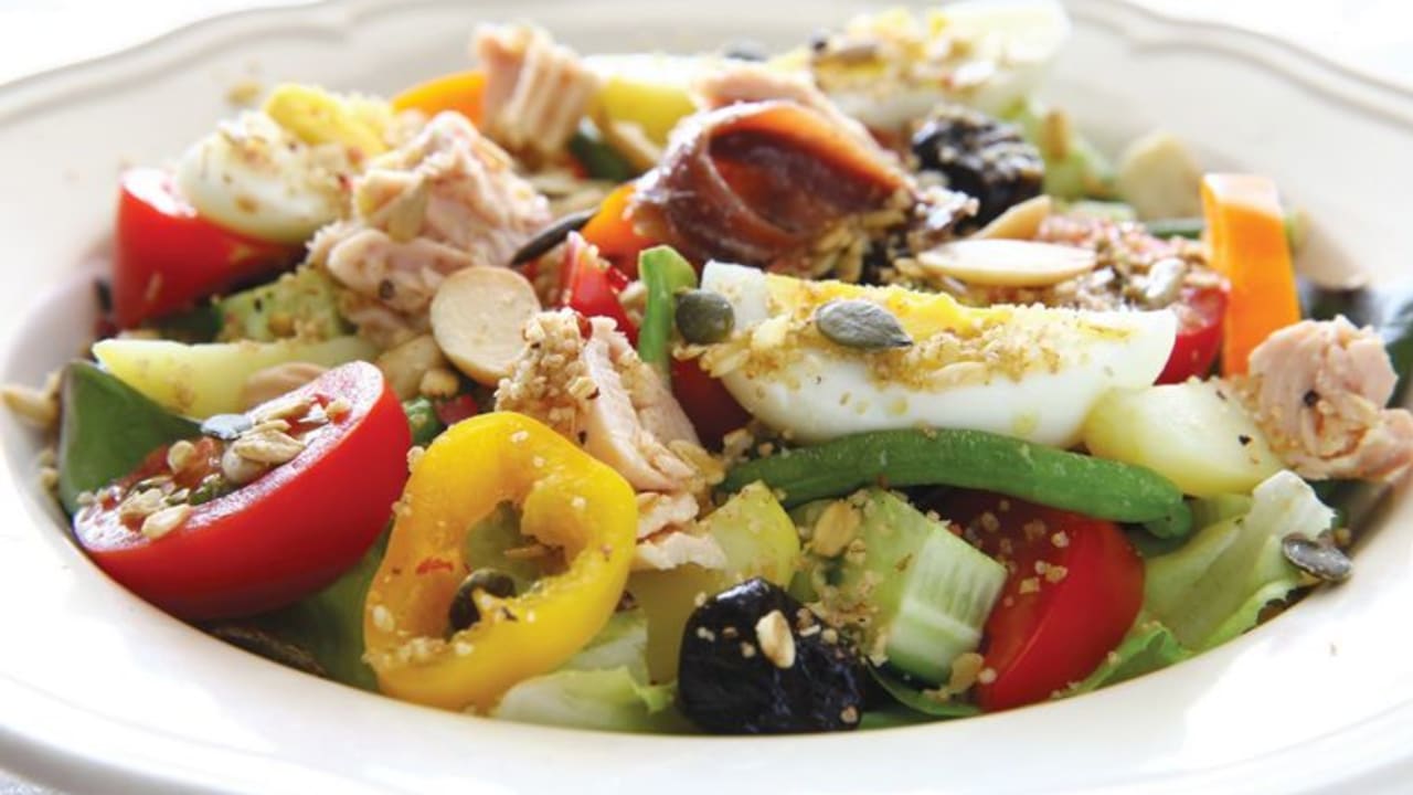 Vegetable salad with tuna and savory couscous granola