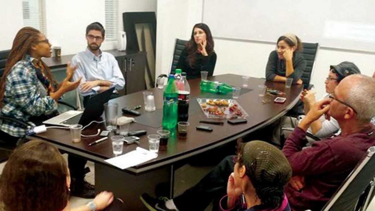 New-York native and stuttering activist Jacquelyn Revere speaks with members of the Israel Stuttering Association while visiting Jerusalem.
