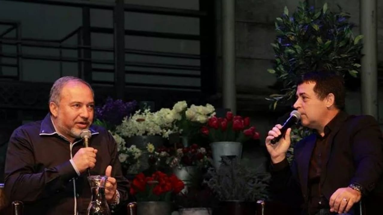 Yisrael Beytenu chairman Avigdor Liberman (L) and Ma'ariv columnist Ben Caspit