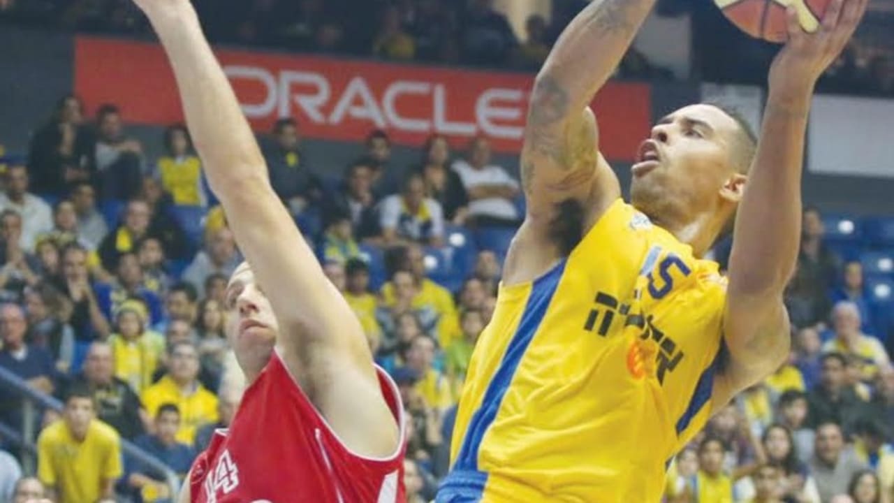 Maccabi Tel Aviv swingman Sylven Landesberg (right) scored a team-high 19 points in his team’s 73-71 win over Hapoel Tel Aviv in the State Cup quarterfinals