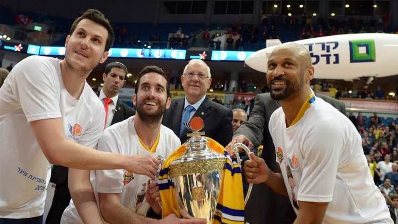 President Reuven Rivlin stands behind Maccabi Tel Aviv players after presenting them with the State Cup.