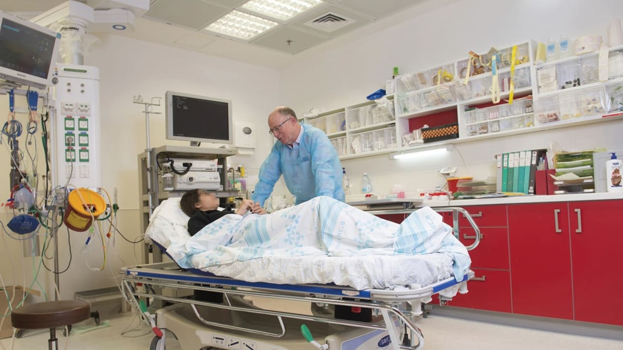 THE SEVEN-YEAR-OLD who nearly lost his life from a massive hemorrhage in his digestive tract speaks with Prof. Ron Shaul, director of the Gastroenterology Institute at Haifa’s Rambam Medical Center.