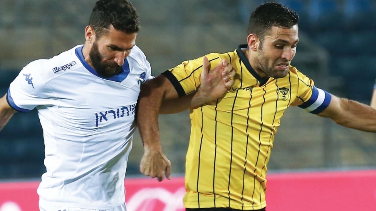 Beitar Jerusalem striker Itay Shechter and Ironi Kiryat Shmona defender Carlos Cuellar battle for the ball during last night’s 1-1 draw at Teddy Stadium