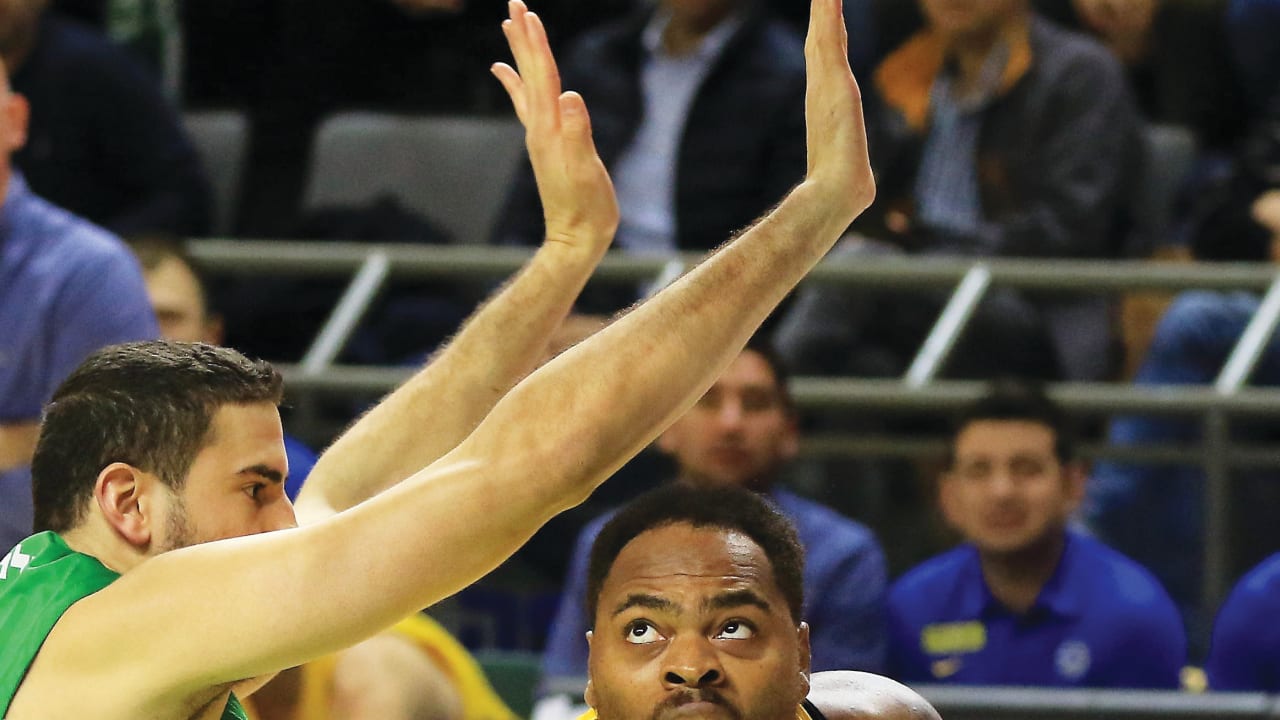 Maccabi Tel Aviv forward Deshaun Thomas (center) drives to the basket against Maccabi Haifa’s Oz Blayzer (left) during last night’s 85-75 win in BSL action