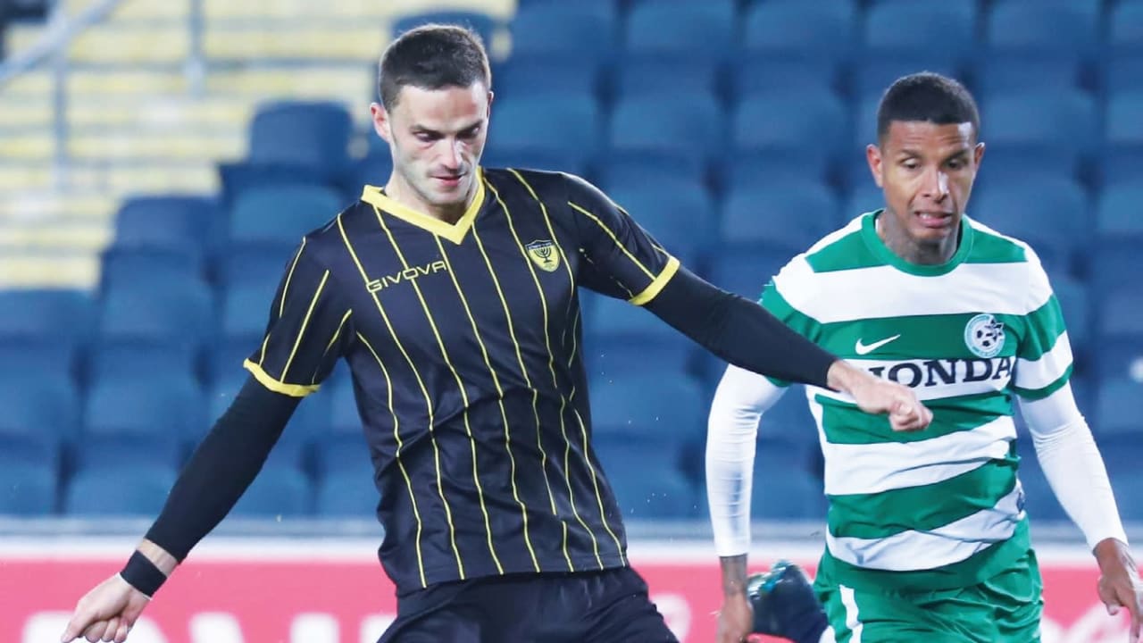 Beitar Jerusalem midfielder Erik Sabo (center) prepares to score his team’s second goal in last night’s 3-1 win over Maccabi Haifa after racing past defender Allyson (right). (Danny Maron)