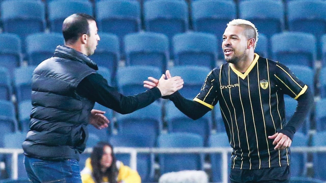 Beitar Jerusalem’s Brazilian midfielder Claudemir (right) (Danny Maron photo credit)
