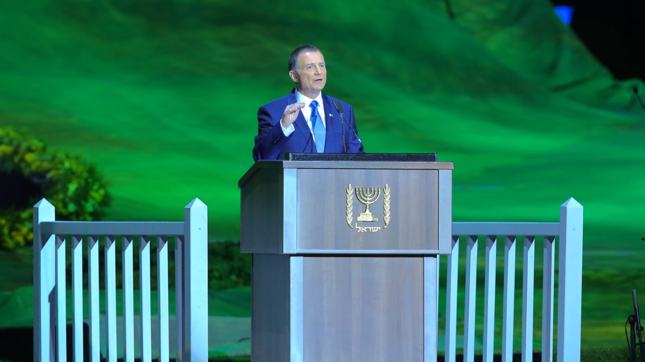 Yuli Edelstein speaks at the torch light ceremony at Mount Hertzel, April 4, 2018