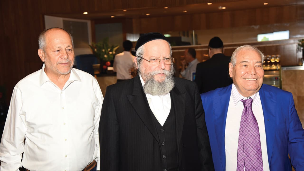 RABBI ELIMELECH FIRER (center), founder of Ezra Lemarpeh, is flanked by his assistant Kalman Shraiber (left), and tribute chairman Ami Sagi (right) last week.