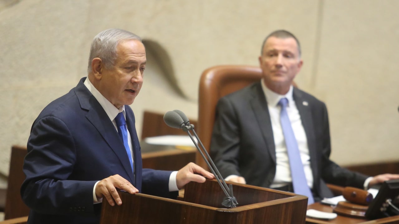 Prime Minister Benjamin Netanyahu [L] speaking in Knesset next to Speaker of the Knesset Yuli Edelstein [R].   