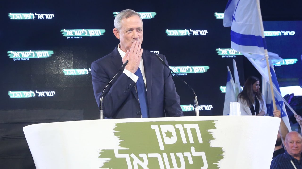 Benny Gantz, chairman of the Israel Resilience Party, blows a kiss to the crowd at an event launching his campaign, January 29th, 2019