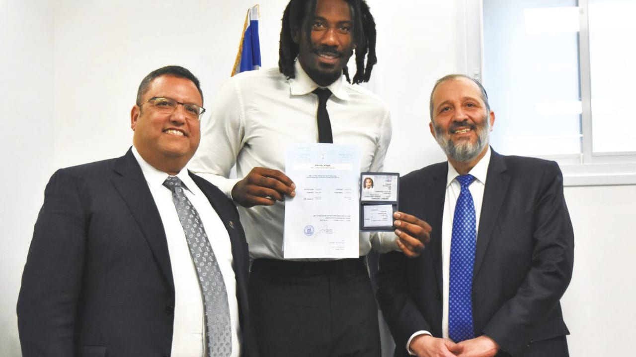 AMAR’E STOUDEMIRE (center) poses with his brand-new Teudat Zeut, while being surrounded by Jeruslem Mayor Moshe Lion (left) and Interior Minister Arye Deri after being granted citizenship on Wednesday