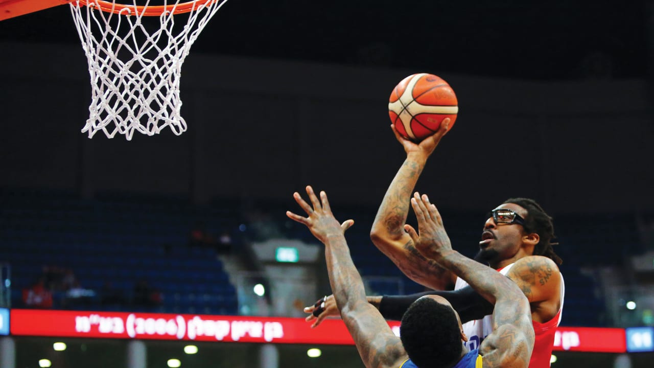 HAPOEL JERUSALEM’S Amar’e Stoudemire shoots over Maccabi Tel Aviv’s Tarik Black for two of his 22 points in the Reds’ 98-92 home overtime victory last night in BSL action