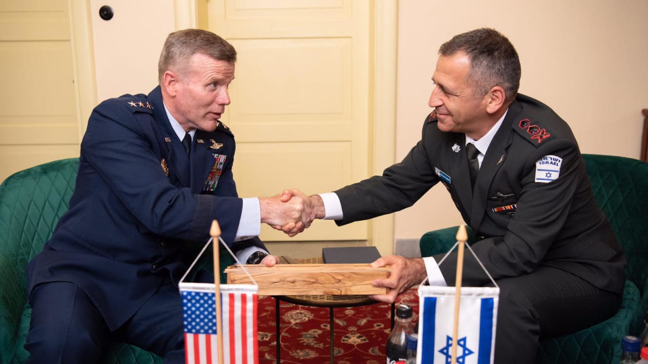 U.S. European Commander Tod Wolters [L] and IDF Chief of Staff Aviv Kochavi [R] during the meeting
