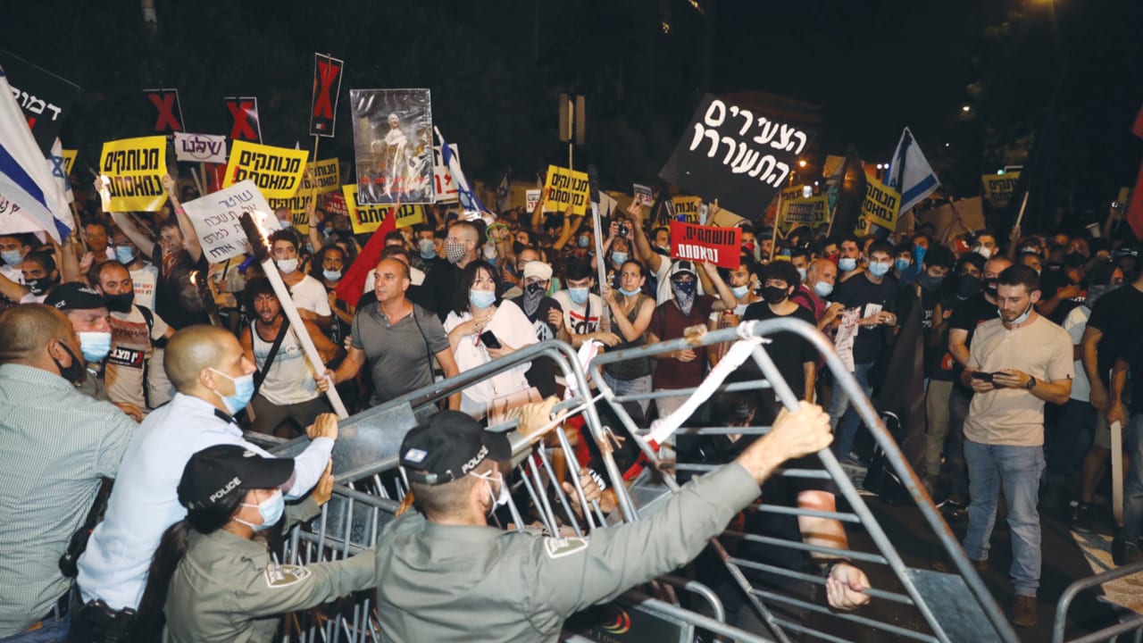 POLICE PUT up additional barricades during an anti-Netanyahu demonstration this week.