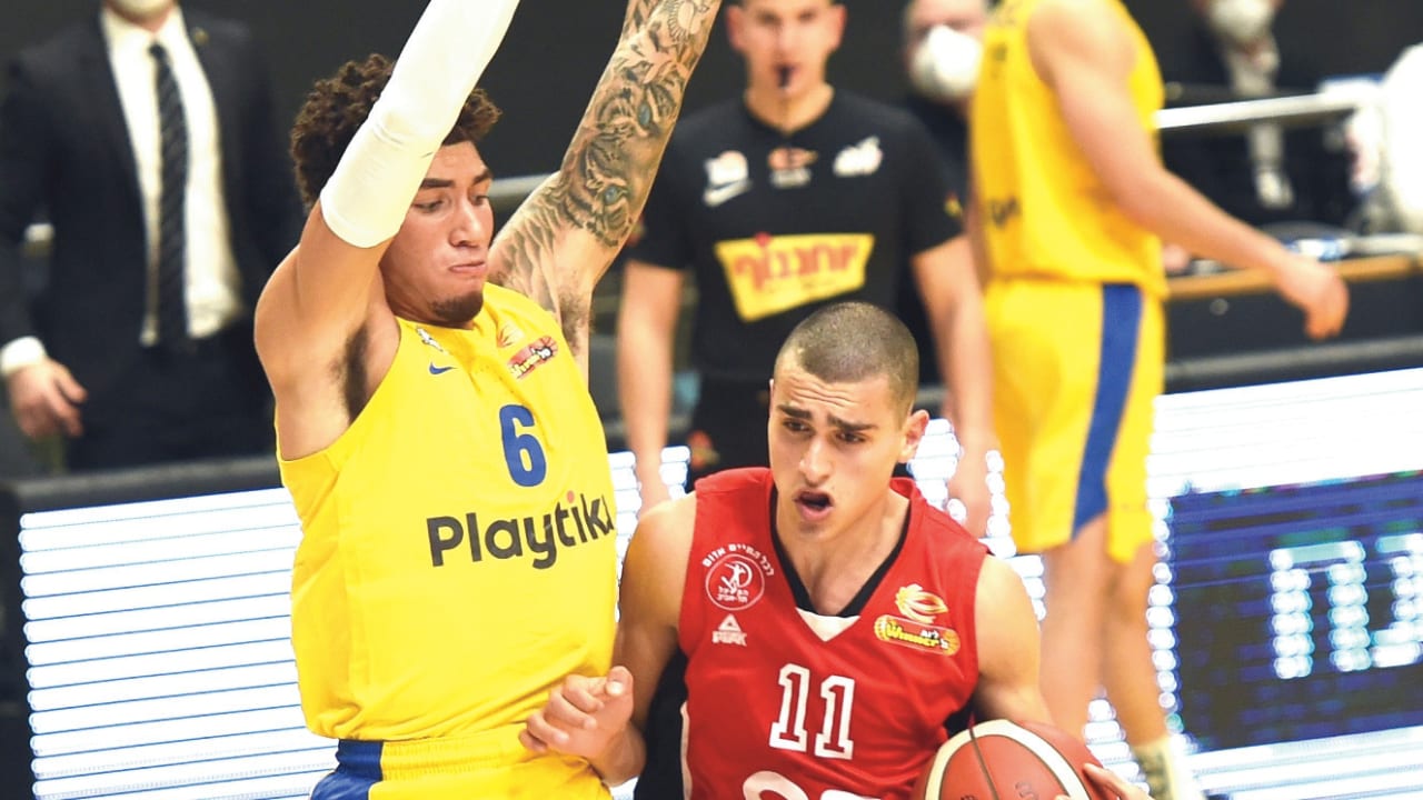YAM MADAR (right) put up a valiant effort for Hapoel Tel Aviv, but the Reds couldn’t hold off Sandy Cohen (left) and Maccabi Tel Aviv in an 80-77 derby defeat. 