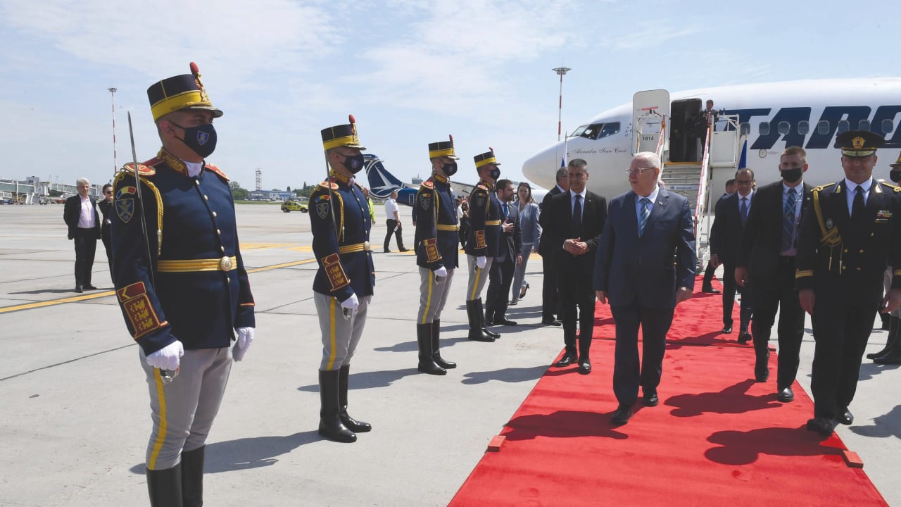 PRESIDENT REUVEN RIVLIN is received by a Romanian honor guard.