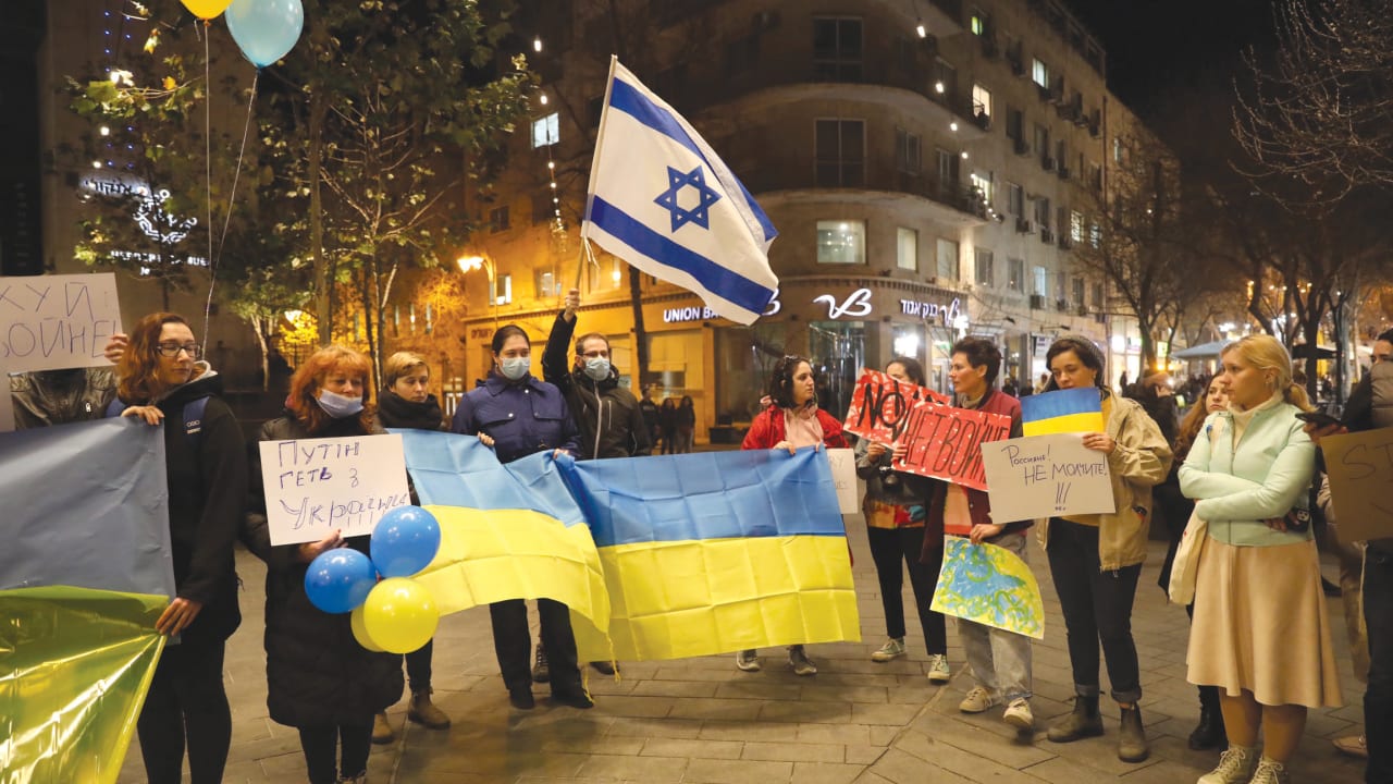  Ukrainian Israelis demonstrate in solidarity with Ukraine on February 26 at Jerusalem's Zion Square.
