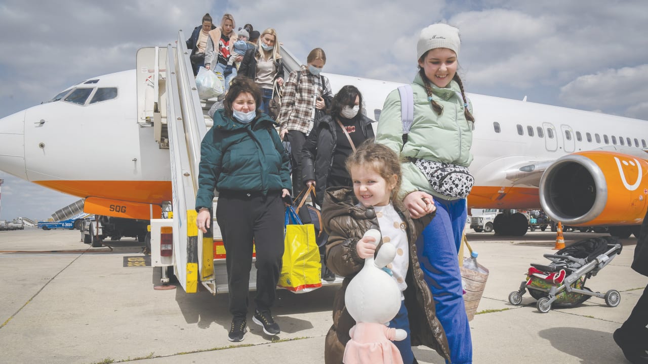  JEWISH UKRAINIANS who fled war zones in their country arrive on a rescue flight at Ben-Gurion Airport earlier this month.