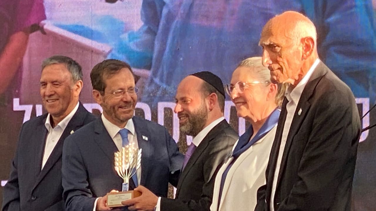  Caption: President Isaac Herzog awards Presidential Award of Volunteerism to Yossie Erblich, the founder of L’maanchem.