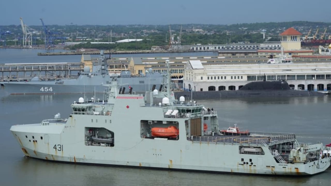  La patrullera de la marina canadiense HMCS Margaret Brooke pasa junto al submarino nuclear ruso de misiles de crucero Kazan y la fragata Almirante Gorshkov, al entrar en la bahía de La Habana, Cuba, 14 de junio de 2024.