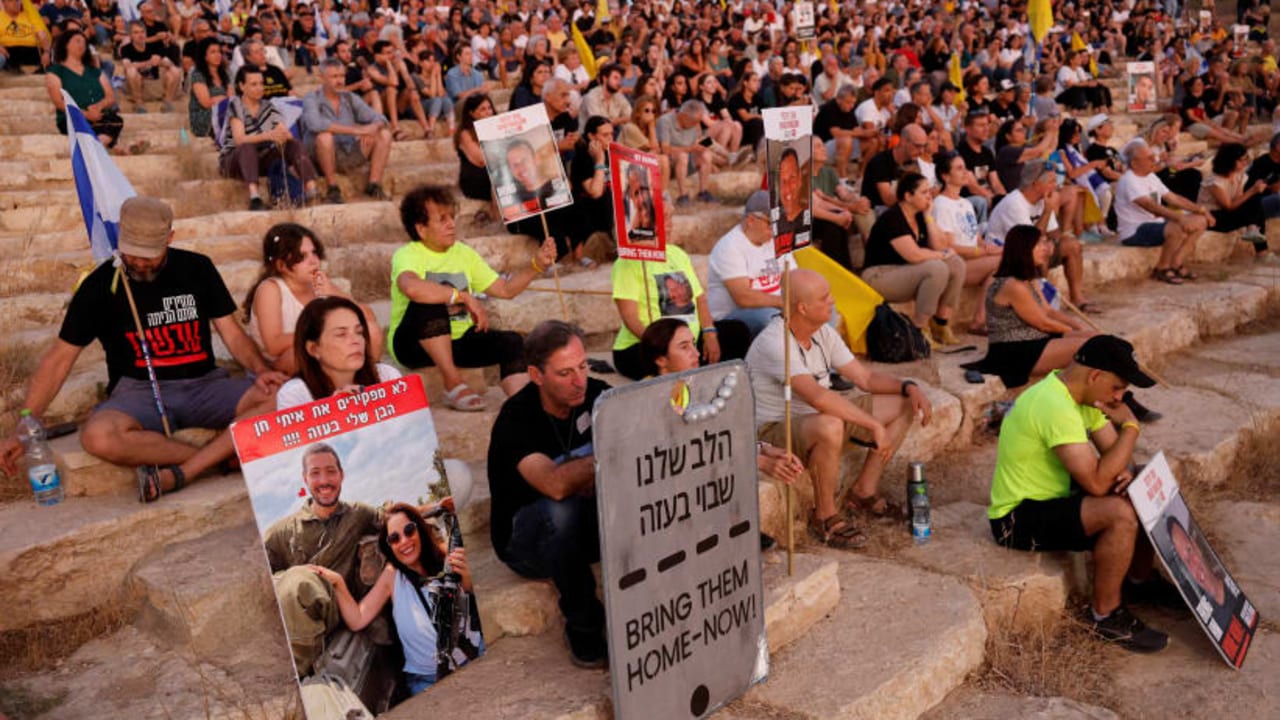  Familiares y simpatizantes de los rehenes secuestrados durante el mortífero atentado del 7 de octubre participan en una ceremonia para recuperar a los rehenes, frente al kibutz Beeri, en el sur de Israel, 28 de agosto de 2024.