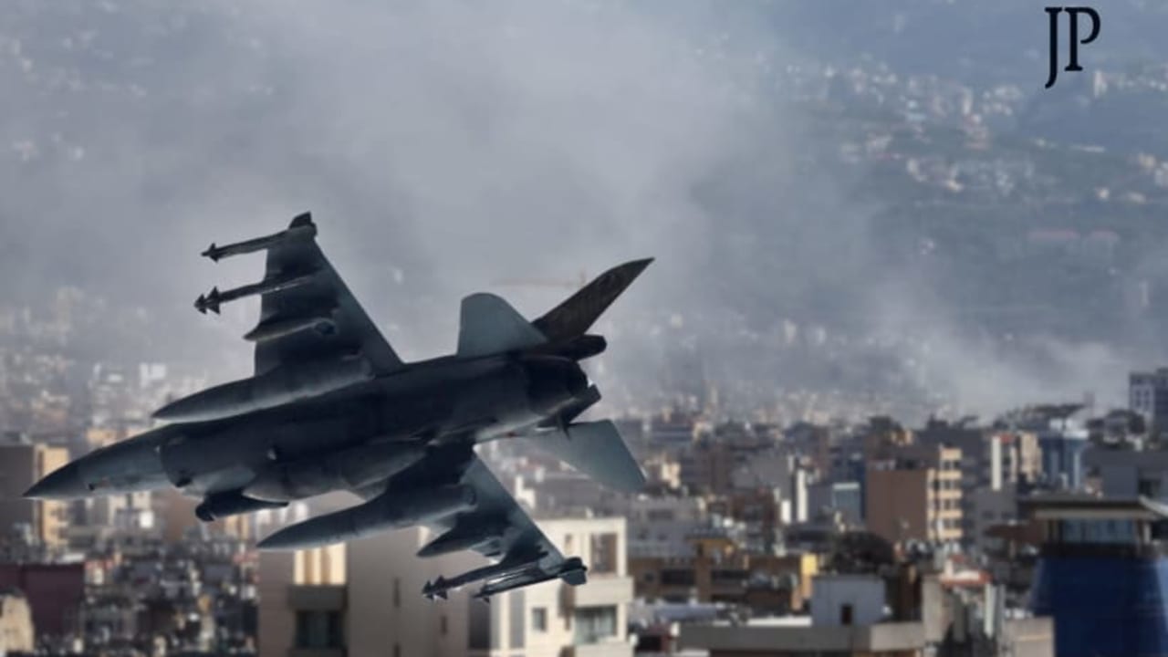  Un avión vuela mientras sale humo de los suburbios del sur de Beirut, Líbano, 20 de septiembre de 2024 (ilustración).