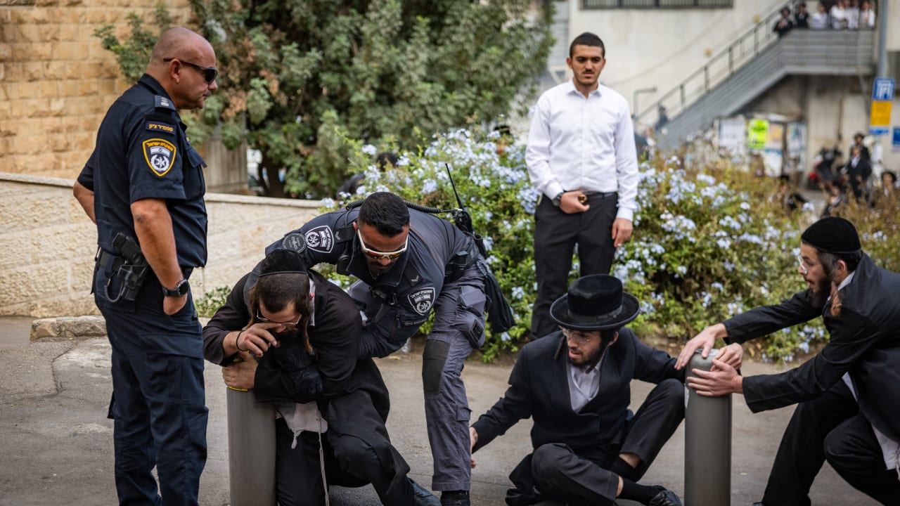 WATCH: Haredis block roads near Tel Hashomer in protest of IDF draft, deemed unlawful by police
