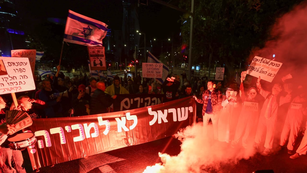Anti-gov't protests ignite due to Qatargate affair