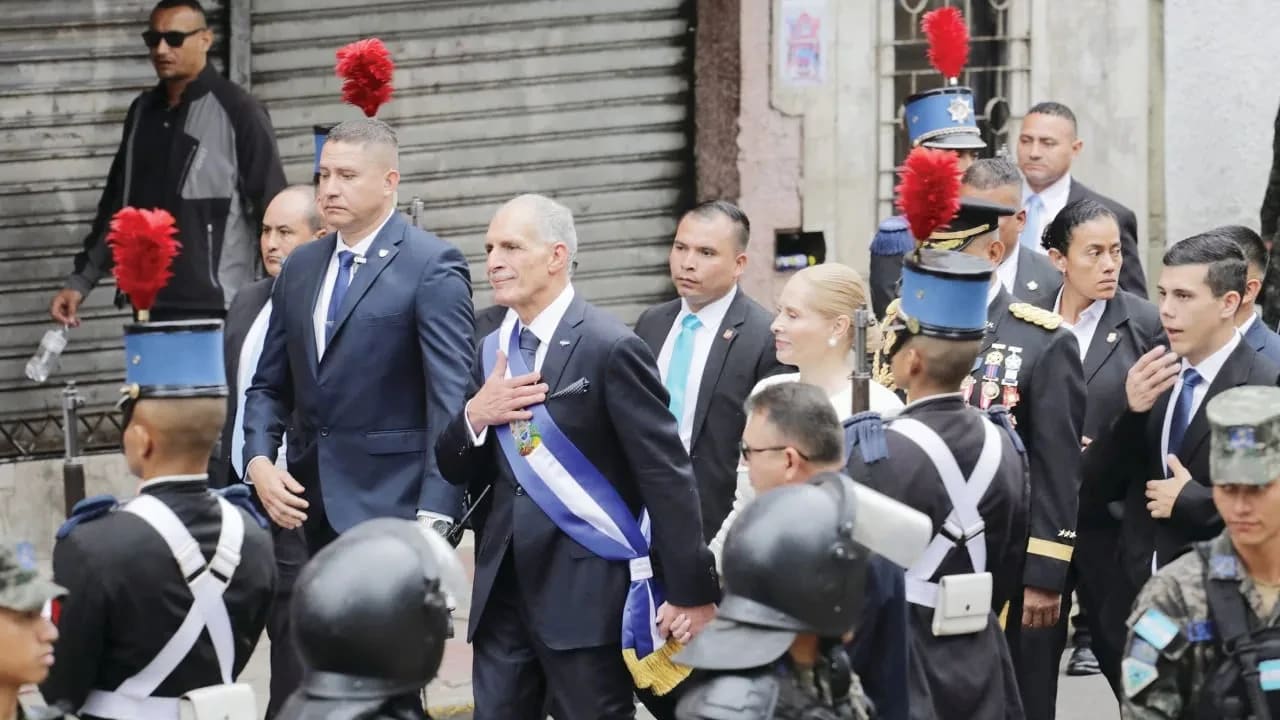 El PRESIDENTE DE HONDURAS, Nasry Asfura, y su esposa, Lissette del Cid, caminan tras la ceremonia de toma de posesión, frente al edificio del Congreso, en Tegucigalpa, Honduras, el 27 de enero de 2026. 