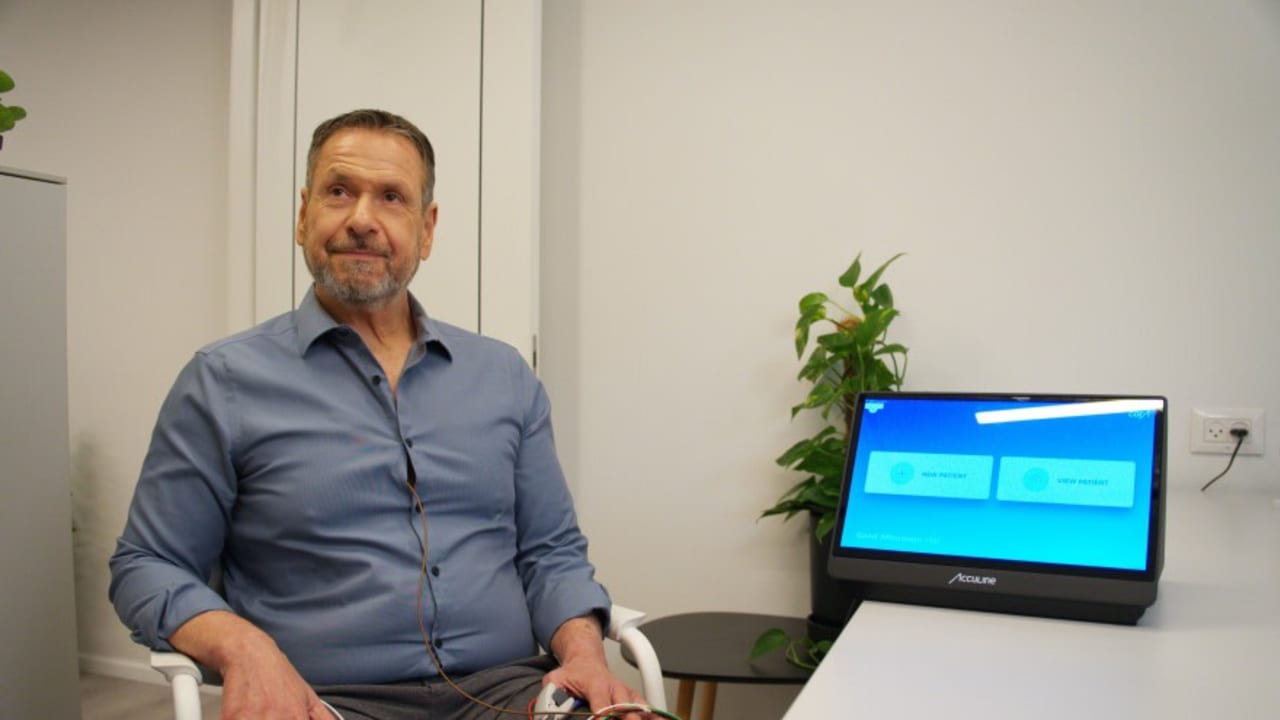 Patient with the CORA device from AccuLine.