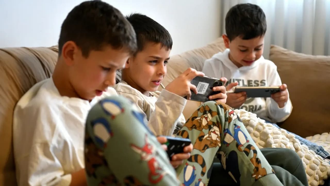 Niños jugando con sus teléfonos inteligentes.