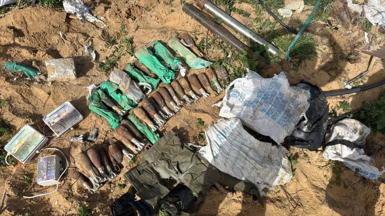 Armas encontradas en bolsas de ayuda humanitaria en el sur de Gaza.
