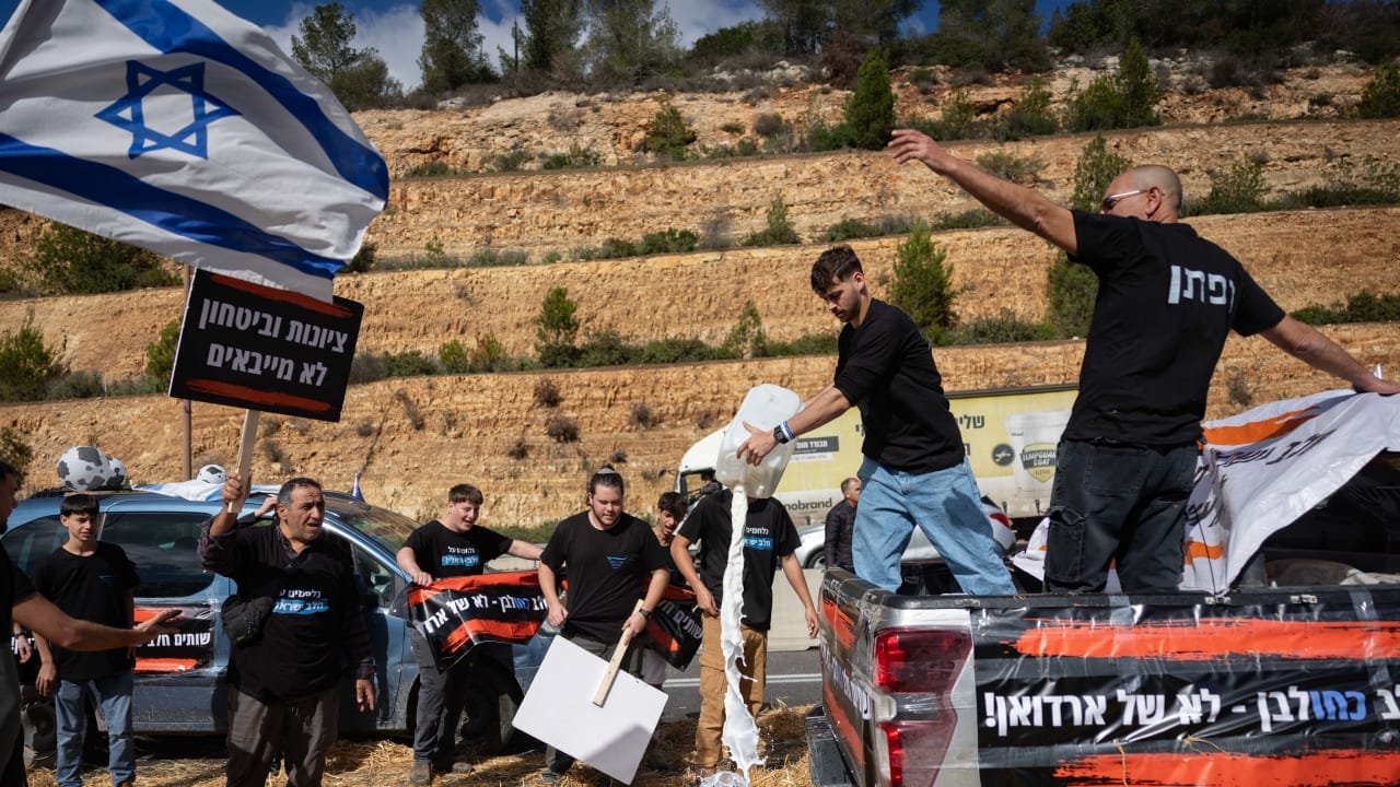 Farmers journey to Jerusalem to protest Smotrich's dairy reform after resuming milk supply