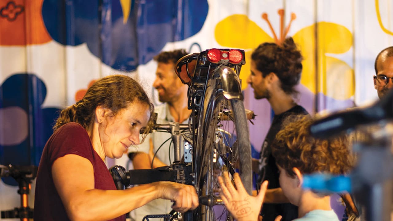Pnimeet volunteers help Jerusalemite cyclists keep their own wheels turning.