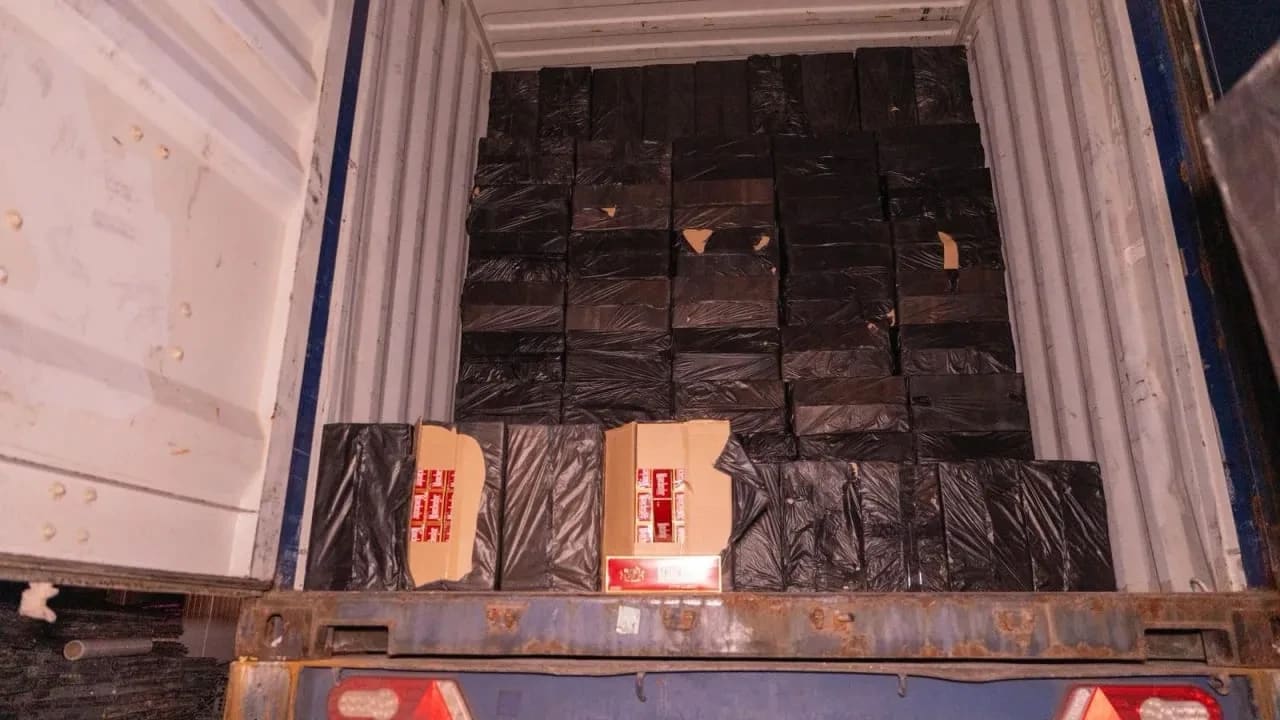 Dos sospechosos detenidos tras pasar de contrabando 80 000 cigarrillos camuflados como pañuelos de papel.