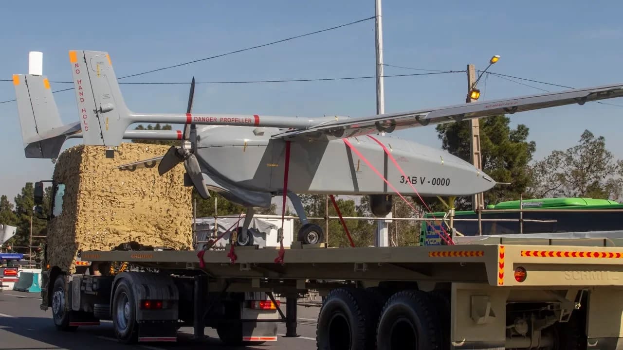 Desfile de la flota de drones del ejército iraní con motivo del Día Nacional del Ejército, el 18 de abril de 2025, en Teherán, Irán. 