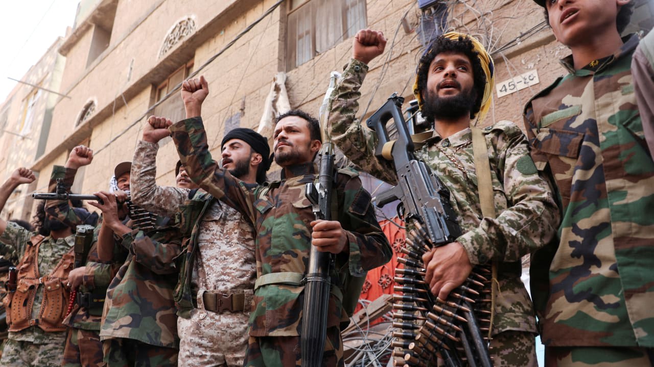 TERRORISTAS HOUTHI portan armas mientras se encuentran cerca del lugar donde se produjeron los ataques aéreos israelíes en Saná, Yemen, en septiembre.