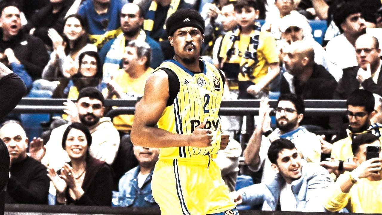 MACCABI TEL AVIV’S Jimmy Clark reacts after hitting the game-winning shot this week at Yad Eliyahu to send the yellow-and-blue to a 95-93 Euroleague victory over Partizan Belgrade.