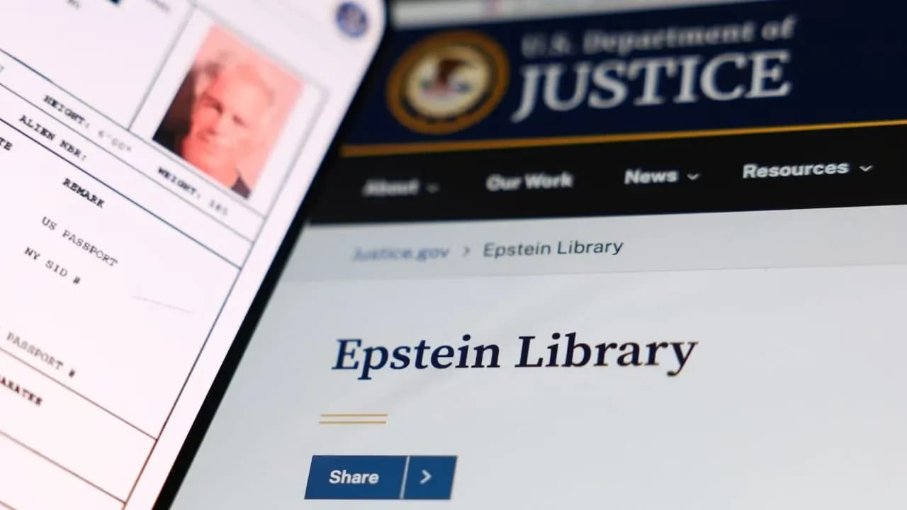Imagen de la Biblioteca Epstein en el sitio web del Departamento de Justicia, tomada en Cracovia, Polonia, el 4 de febrero de 2026.