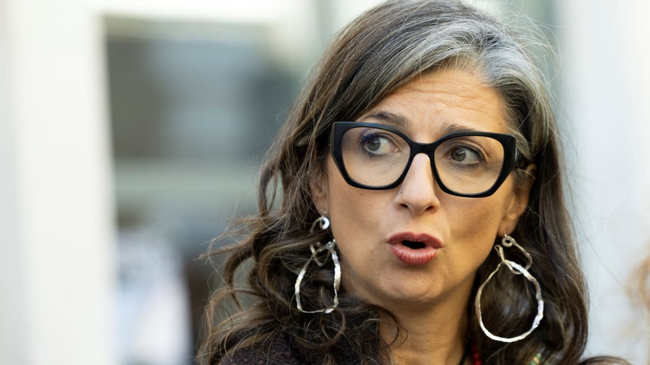 La relatora especial de las Naciones Unidas, Francesca Albanese, habla durante una entrevista previa a la conferencia «Una cartografía del genocidio: la conducta de Israel en Gaza desde octubre de 2023», un proyecto de investigación sobre el conflicto israelo-palestino, en la Universidad Roma